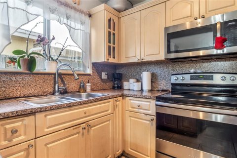 Propiedad comercial en venta en Miami, Florida, 199.74 m2 № 1993957 - foto 26