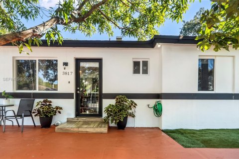 Propiedad comercial en venta en Miami, Florida, 199.74 m2 № 1993957 - foto 1