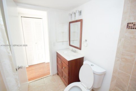 Condominio en alquiler en Pembroke Pines, Florida, 1 dormitorio, 63.64 m2 № 1993965 - foto 13