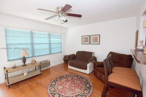 Condominio en alquiler en Pembroke Pines, Florida, 1 dormitorio, 63.64 m2 № 1993965 - foto 6
