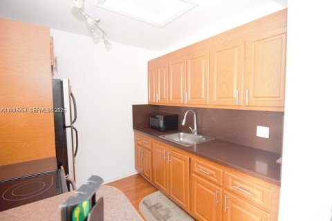 Condominio en alquiler en Pembroke Pines, Florida, 1 dormitorio, 63.64 m2 № 1993965 - foto 3