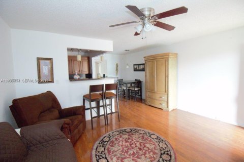 Condominio en alquiler en Pembroke Pines, Florida, 1 dormitorio, 63.64 m2 № 1993965 - foto 17