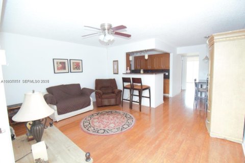 Condominio en alquiler en Pembroke Pines, Florida, 1 dormitorio, 63.64 m2 № 1993965 - foto 1