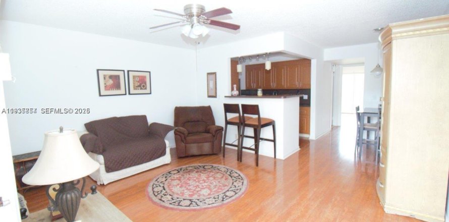 Condominio en Pembroke Pines, Florida, 1 dormitorio  № 1993965