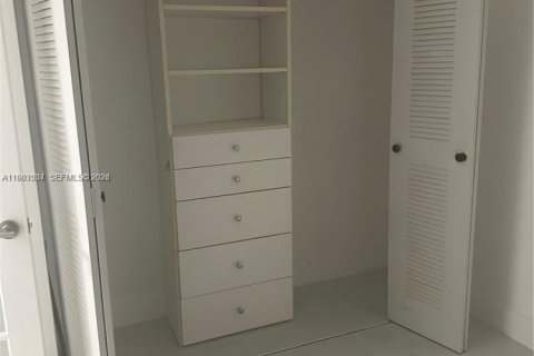 Condominio en alquiler en Miami, Florida, 1 dormitorio, 45.06 m2 № 2027109 - foto 11