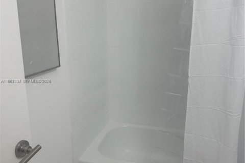 Condominio en alquiler en Miami, Florida, 1 dormitorio, 45.06 m2 № 2027109 - foto 9