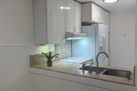 Condominio en Miami, Florida, 1 dormitorio  № 2027109