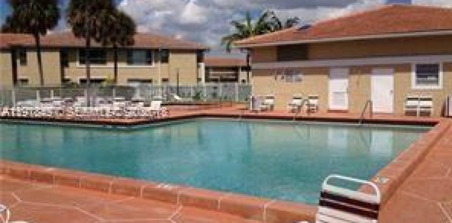 Condo in Coral Springs, Florida, 2 bedrooms  № 2044398