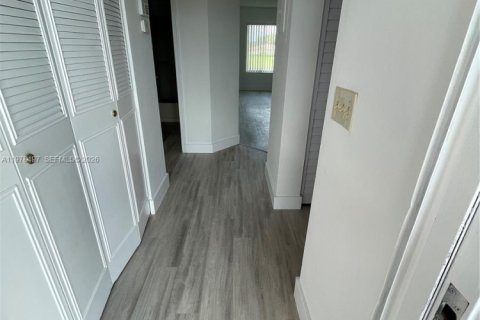 Condo in Coral Springs, Florida, 2 bedrooms  № 2044398 - photo 8