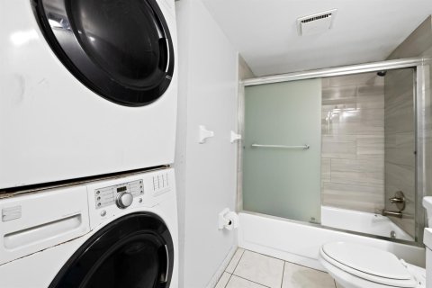 Купить кондоминиум в Корал-Спрингс, Флорида 3 комнаты, 99.41м2, № 2147094 - фото 14