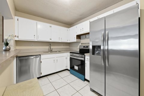 Кондоминиум с 3 комнатами в Корал-Спрингс, Флорида № 2147094