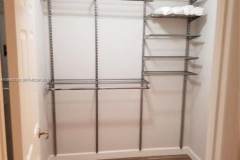 Estudio en el Condominio en Miami Beach, Florida  № 2030256