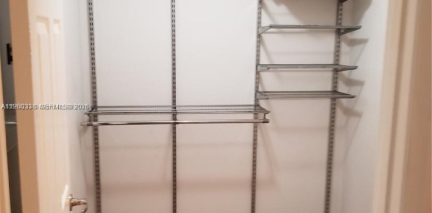 Estudio en el Condominio en Miami Beach, Florida  № 2030256