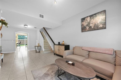 Townhouse in Hollywood, Florida 2 bedrooms, 130.99 sq.m. № 2026796 - photo 1