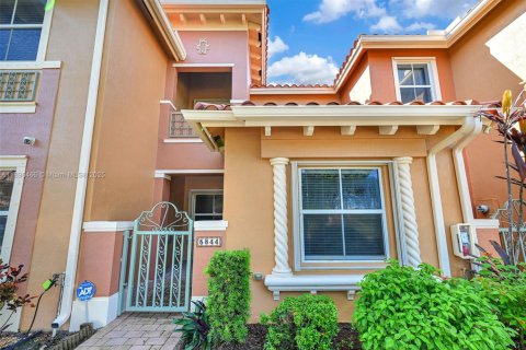 Touwnhouse à vendre à Hollywood, Floride: 2 chambres, 130.99 m2 № 2026796 - photo 1