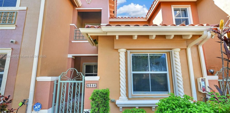 Touwnhouse à Hollywood, Floride 2 chambres, 130.99 m2 № 2026796