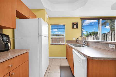 Townhouse in Hollywood, Florida 2 bedrooms, 130.99 sq.m. № 2026796 - photo 11