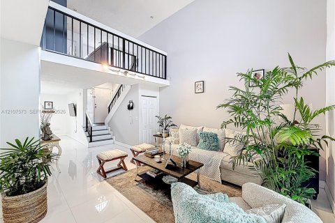 Condo in Miami, Florida, 2 bedrooms  № 2418070 - photo 11