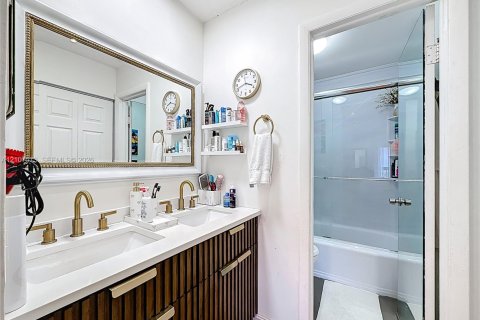 Condo in Miami, Florida, 2 bedrooms  № 2418070 - photo 25