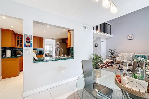 Condo in Miami, Florida, 2 bedrooms  № 2418070 - photo 13