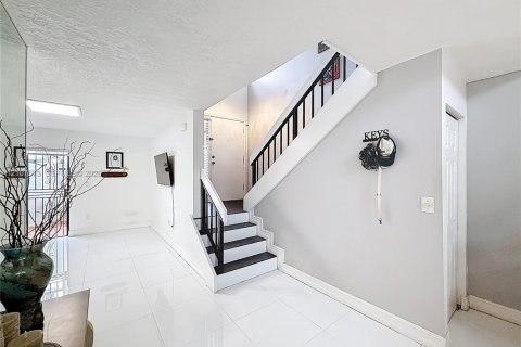 Condo in Miami, Florida, 2 bedrooms  № 2418070 - photo 8