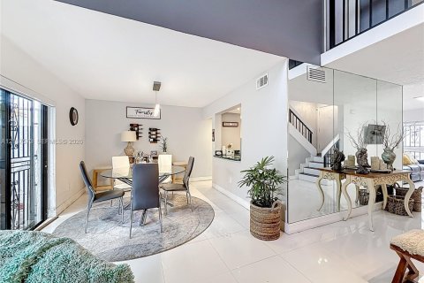 Condo in Miami, Florida, 2 bedrooms  № 2418070 - photo 12