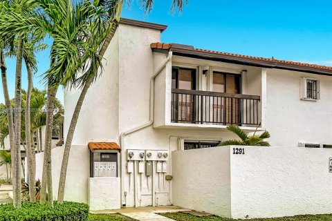 Condo in Miami, Florida, 2 bedrooms  № 2418070 - photo 4