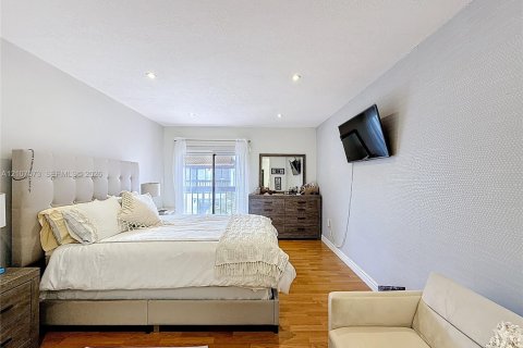 Condo in Miami, Florida, 2 bedrooms  № 2418070 - photo 23