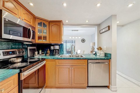 Condo in Miami, Florida, 2 bedrooms  № 2418070 - photo 16