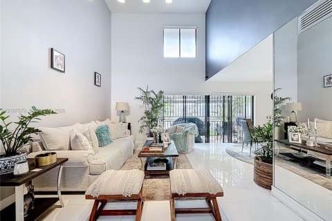 Condo in Miami, Florida, 2 bedrooms  № 2418070 - photo 9