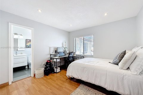 Condo in Miami, Florida, 2 bedrooms  № 2418070 - photo 27