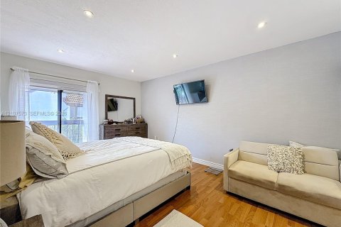 Condo in Miami, Florida, 2 bedrooms  № 2418070 - photo 22