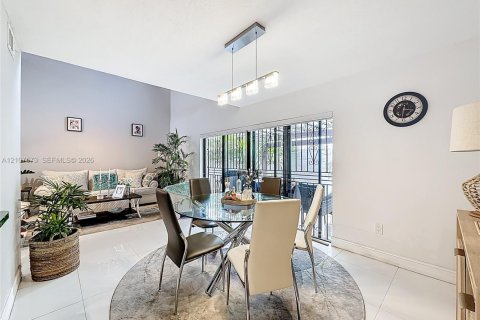 Condo in Miami, Florida, 2 bedrooms  № 2418070 - photo 14