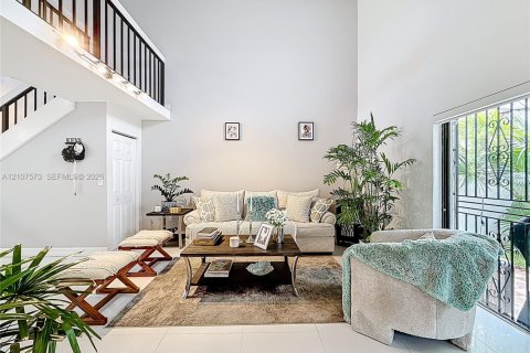 Condo in Miami, Florida, 2 bedrooms  № 2418070 - photo 10