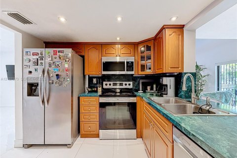 Condo in Miami, Florida, 2 bedrooms  № 2418070 - photo 15