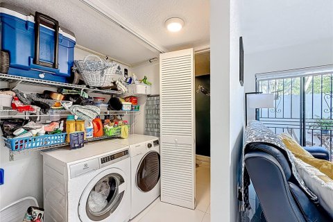 Condo in Miami, Florida, 2 bedrooms  № 2418070 - photo 30