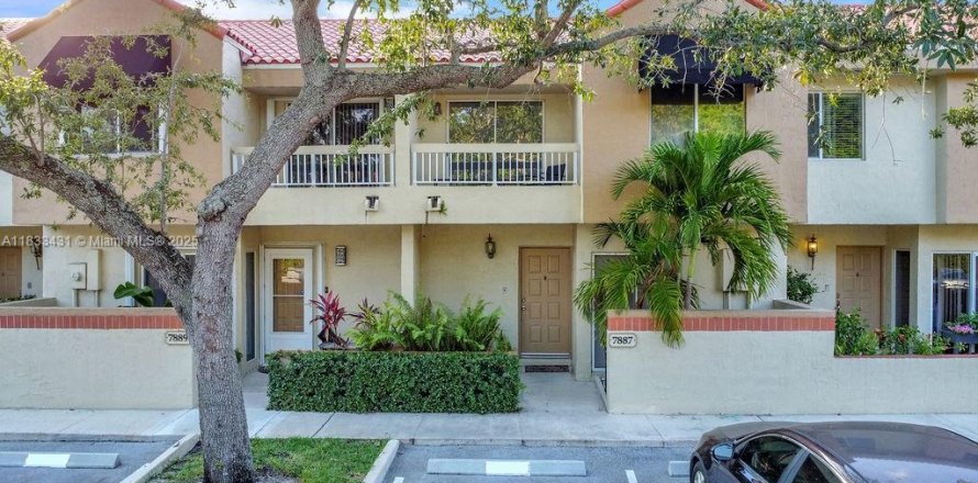 Townhouse in Plantation, Florida 2 bedrooms, 124.49 sq.m. № 1813869