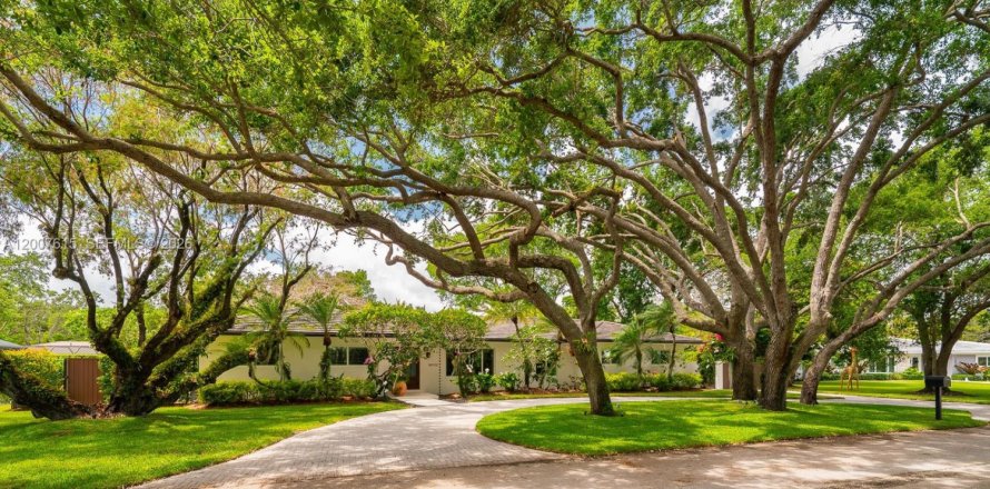 House in Palmetto Bay, Florida 4 bedrooms, 241.08 sq.m. № 2071641