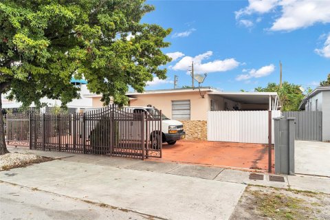 Casa en venta en Miami, Florida, 5 dormitorios, 148.64 m2 № 1938215 - foto 3
