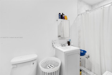 Casa en venta en Miami, Florida, 5 dormitorios, 148.64 m2 № 1938215 - foto 21