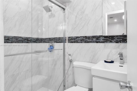 Casa en venta en Miami, Florida, 5 dormitorios, 148.64 m2 № 1938215 - foto 18