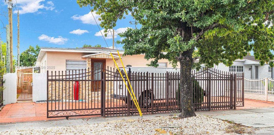 Casa en Miami, Florida 5 dormitorios, 148.64 m2 № 1938215