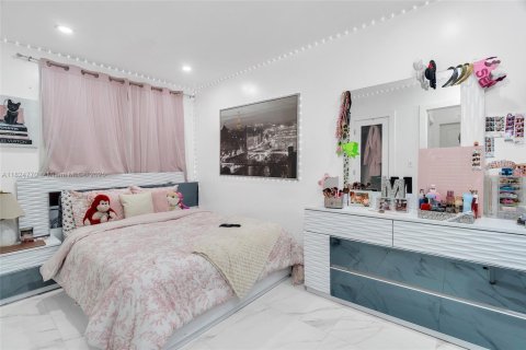 Casa en venta en Miami, Florida, 5 dormitorios, 148.64 m2 № 1938215 - foto 13