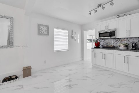 Casa en venta en Miami, Florida, 5 dormitorios, 148.64 m2 № 1938215 - foto 10