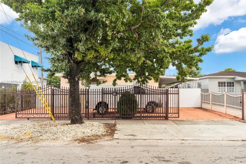 Casa en venta en Miami, Florida, 5 dormitorios, 148.64 m2 № 1938215 - foto 2