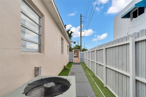 Casa en venta en Miami, Florida, 5 dormitorios, 148.64 m2 № 1938215 - foto 23
