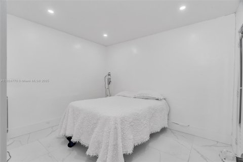House in Miami, Florida 5 bedrooms, 148.64 sq.m. № 1938215 - photo 11