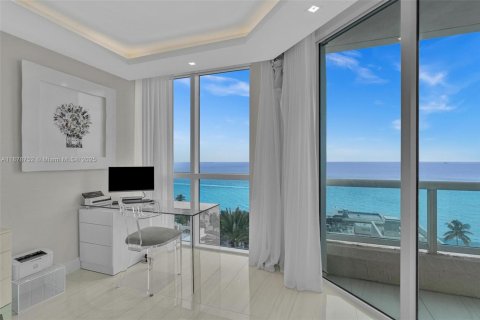 Condominio en venta en Fort Lauderdale, Florida, 4 dormitorios, 274.06 m2 № 1927581 - foto 24