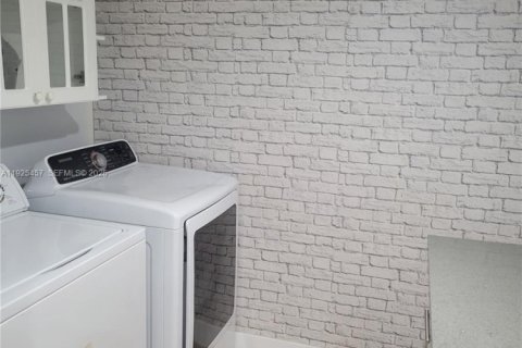 Townhouse in Pembroke Pines, Florida 3 bedrooms, 167.41 sq.m. № 1984007 - photo 9