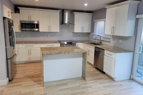 Townhouse in Pembroke Pines, Florida 3 bedrooms, 167.41 sq.m. № 1984007 - photo 2